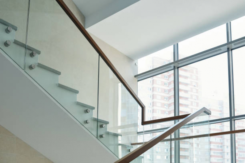 Corrimão de Vidro em Escada Valor Jaguara - Escada com Corrimão de Vidro